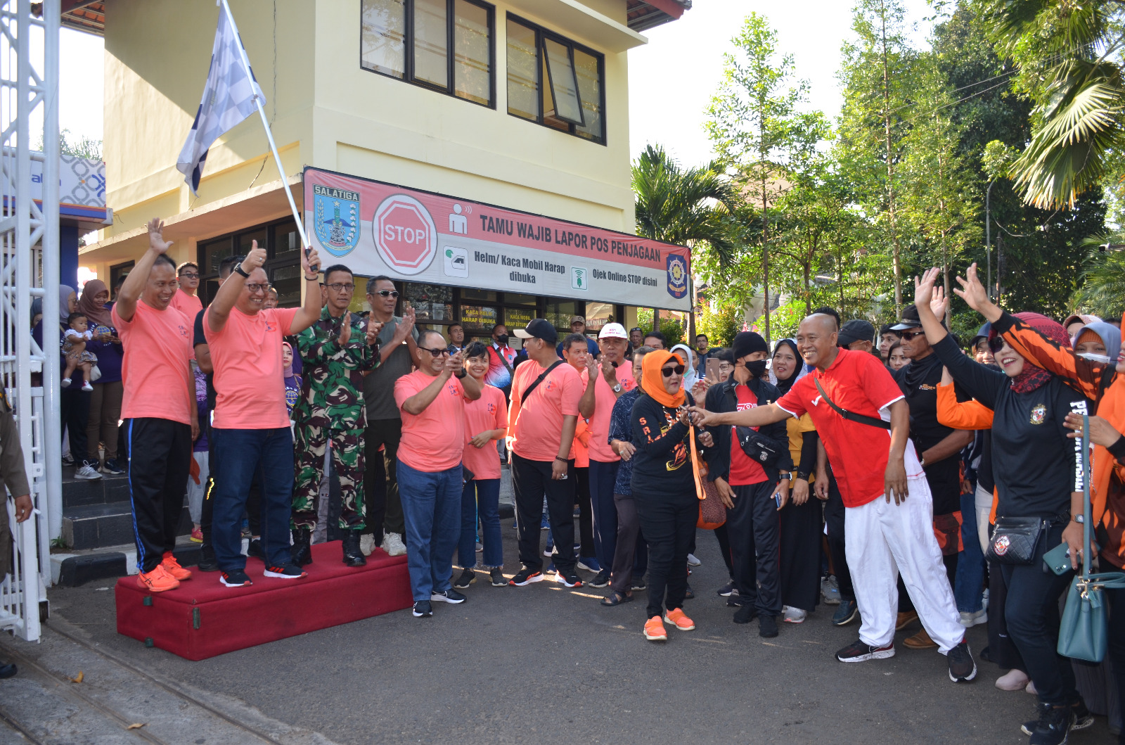 Hari Sumpah Pemuda Ke-95, Prajurit Korem 073/Makutarama Meriahkan Dengan Jalan Sehat